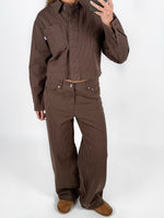 Modelfoto af pige i brun/lyserød MADDY bukser og matchende MADDY jakke. Alt er fra BySofieSønderby.