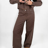 Modelfoto af pige i brun/lyserød MADDY bukser og matchende MADDY jakke. Alt er fra BySofieSønderby.