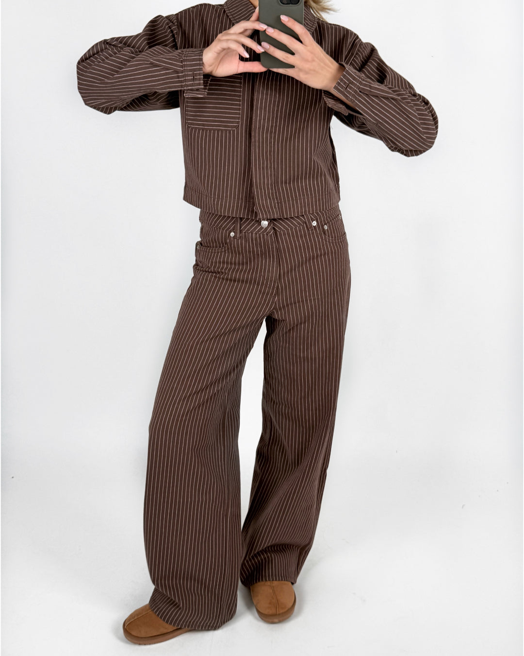 Modelfoto af pige i brun/lyserød MADDY bukser og matchende MADDY jakke. Alt er fra BySofieSønderby.