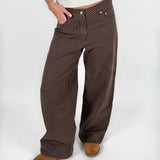 Modelfoto af pige i brun/lyserød MADDY bukser og hvid basic t-shirt. Alt er fra BySofieSønderby.