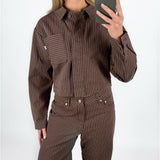 Modelfoto af pige i brun/lyserød MADDY jakke og matchende MADDY bukser. Alt er fra BySofieSønderby.