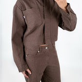 Modelfoto af pige i brun/lyserød MADDY jakke og matchende MADDY bukser. Alt er fra BySofieSønderby.