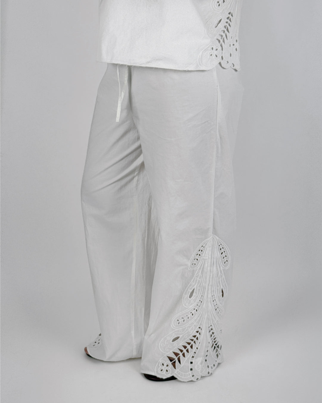 Modelbillede af hvide MADIA bukser. Set forfra. Fra BySofieSønderby