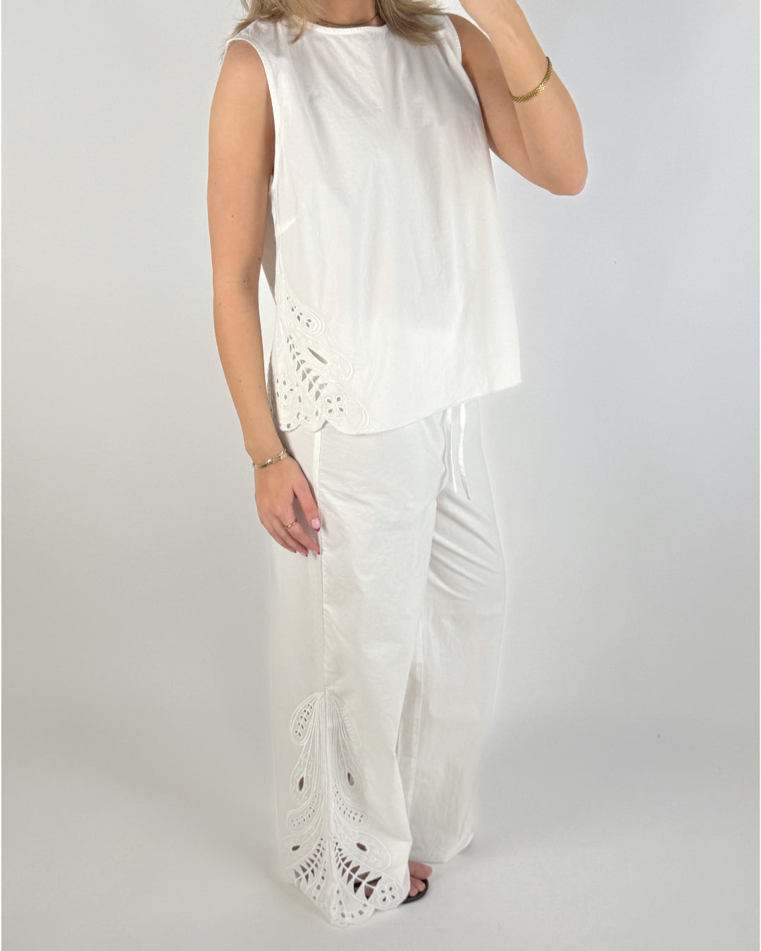 Modelbillede af hvide MADIA bukser. Set forfra. Fra BySofieSønderby