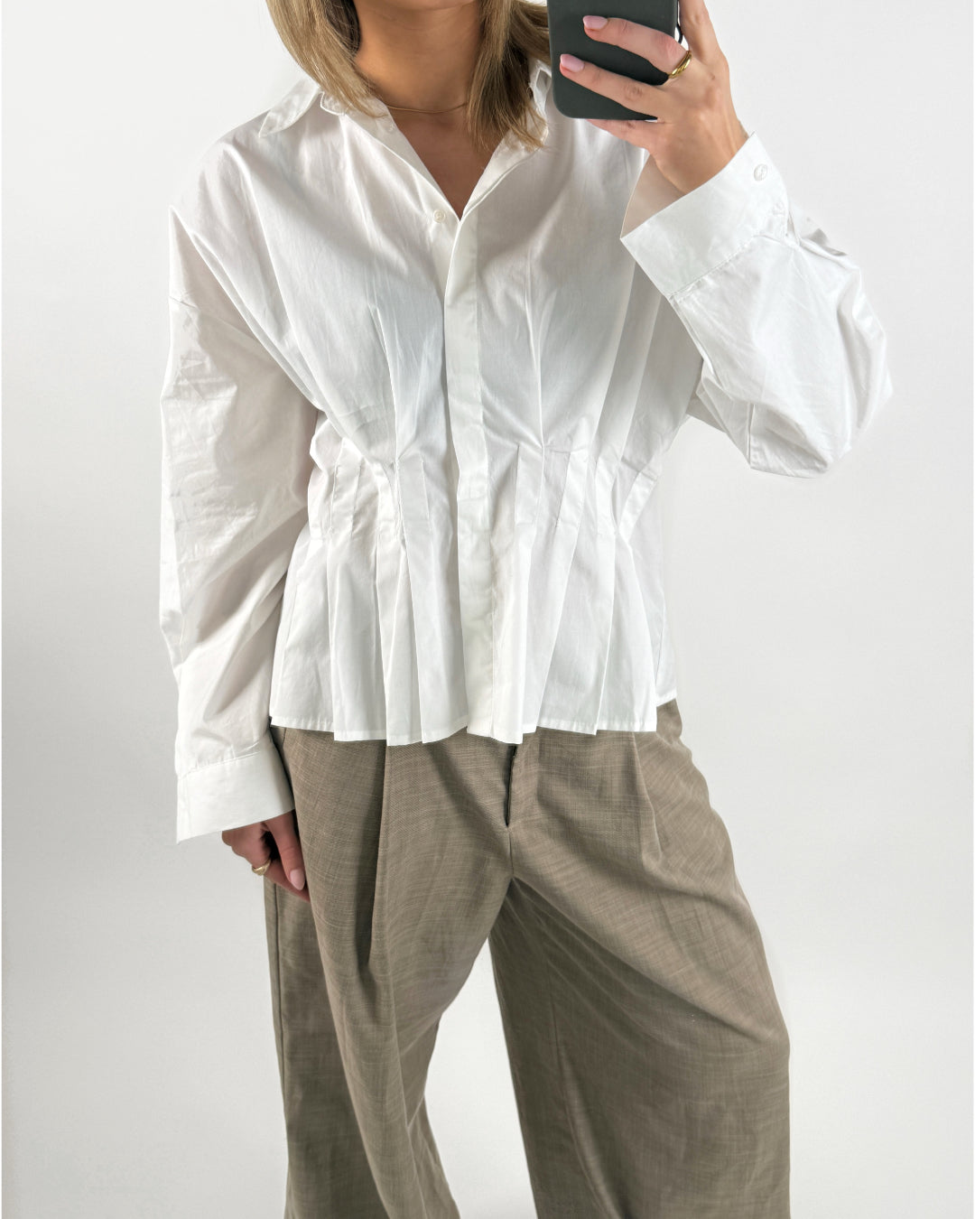 Modelbillede af hvid MADICKEN skjorte. Set forfra. Fra BySofieSønderby