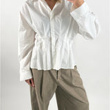 Modelbillede af hvid MADICKEN skjorte. Set forfra. Fra BySofieSønderby