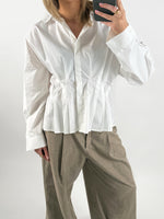 Modelbillede af hvid MADICKEN skjorte. Set forfra. Fra BySofieSønderby