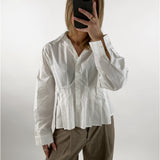 Modelbillede af hvid MADICKEN skjorte. Set forfra. Fra BySofieSønderby