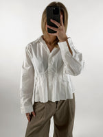 Modelbillede af hvid MADICKEN skjorte. Set forfra. Fra BySofieSønderby