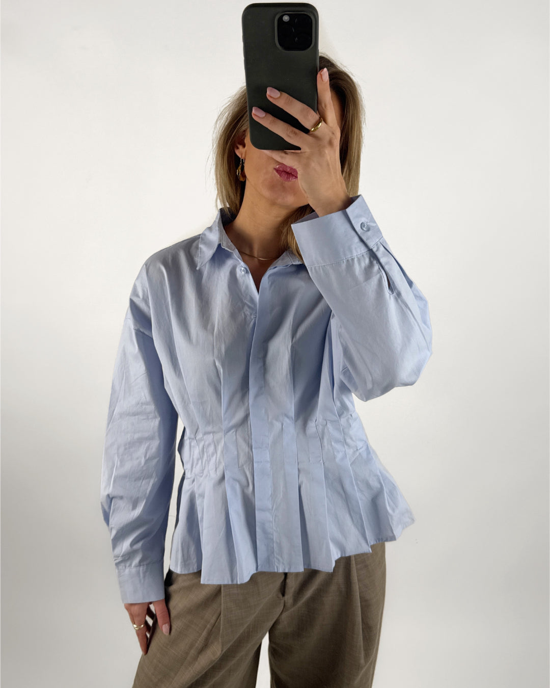 Modelbillede af lyseblå MADICKEN skjorte. Set forfra. Fra BySofieSønderby