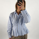 Modelbillede af lyseblå MADICKEN skjorte. Set forfra. Fra BySofieSønderby