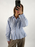 Modelbillede af lyseblå MADICKEN skjorte. Set forfra. Fra BySofieSønderby