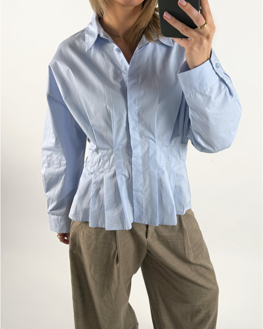 Modelbillede af lyseblå MADICKEN skjorte. Set forfra. Fra BySofieSønderby