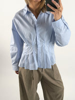 Modelbillede af lyseblå MADICKEN skjorte. Set forfra. Fra BySofieSønderby