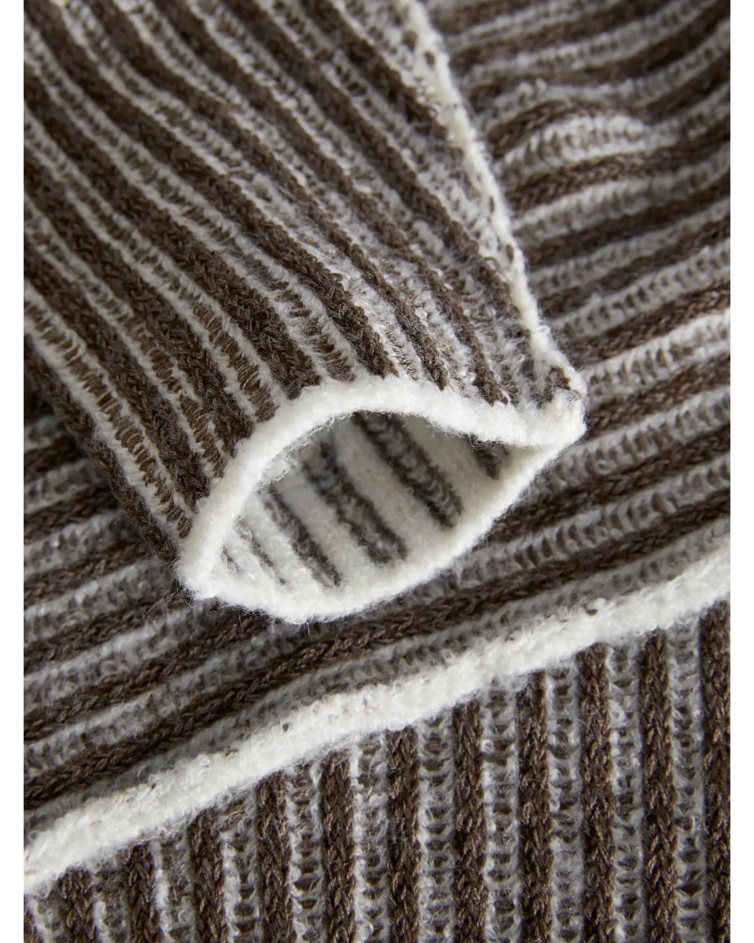 Detaljebillede af brun-hvid MAGHNA striktrøje. Fra BySofieSønderby.