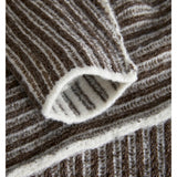 Detaljebillede af brun-hvid MAGHNA striktrøje. Fra BySofieSønderby.