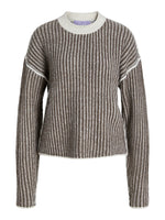 Produktbillede af brun-hvid MAGHNA striktrøje. Set forfra. Fra BySofieSønderby.