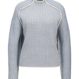 En grå og blå strikket sweater har et ribbet mønster, lange ærmer og en rund halsudskæring. Sweateren er præsenteret mod en hvid baggrund og er uden tekst.