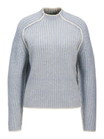En grå og blå strikket sweater har et ribbet mønster, lange ærmer og en rund halsudskæring. Sweateren er præsenteret mod en hvid baggrund og er uden tekst.