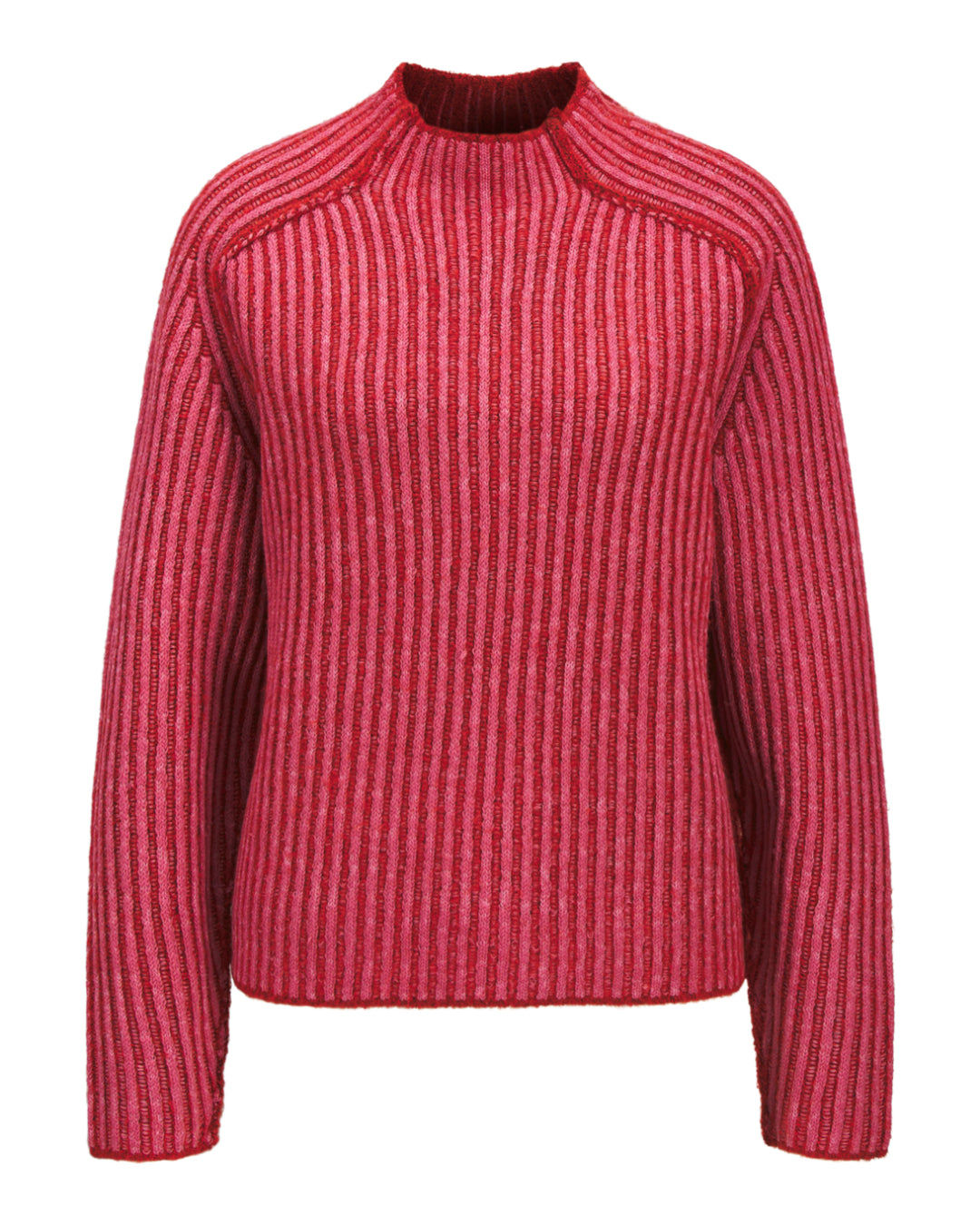 Rød strikket sweater med ribbede striber, lange ærmer og høj hals, placeret mod en hvid baggrund.