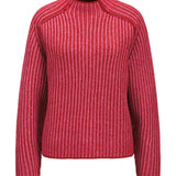 Rød strikket sweater med ribbede striber, lange ærmer og høj hals, placeret mod en hvid baggrund.