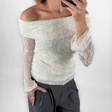 Modelfoto af pige i cremefarvet MAISY off-shoulder blondebluse og grå LISA bukser. Alt er fra BySofieSønderby.