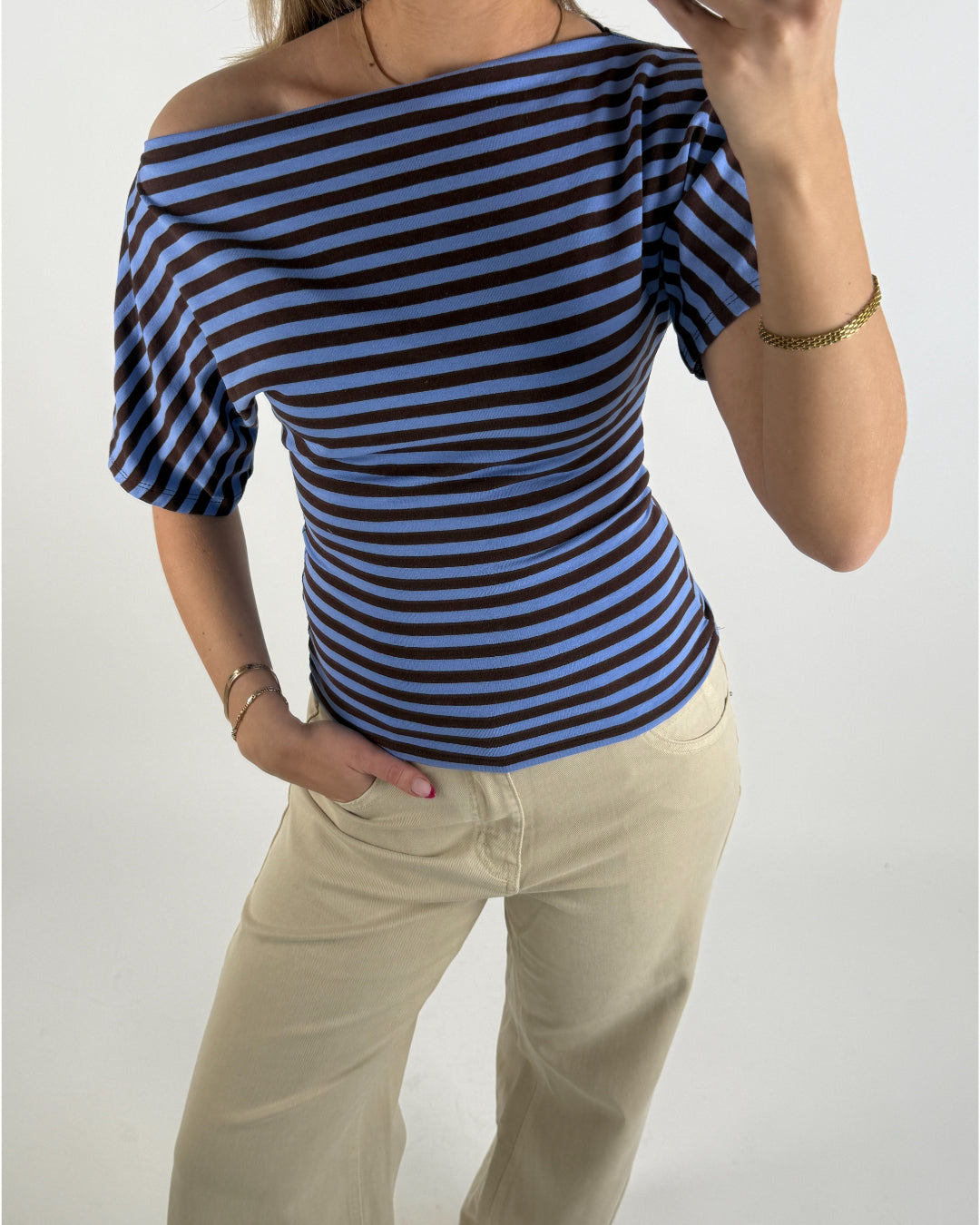 Modelbillede af brun MAIZIE top. Set forfra. Fra BySofieSønderby