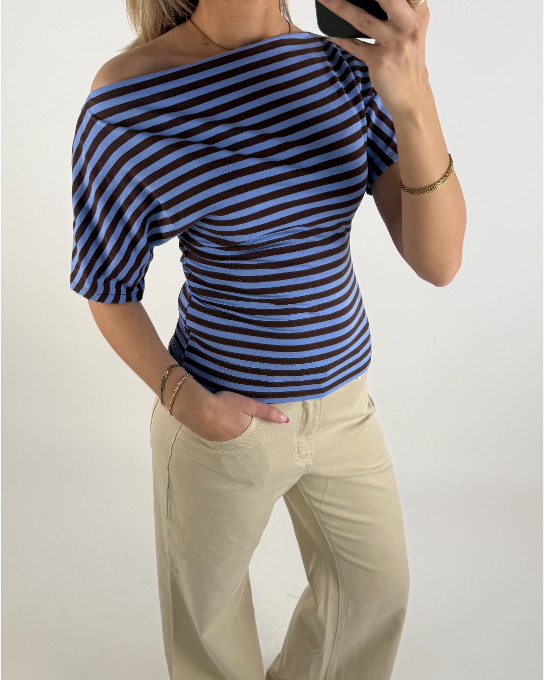 Modelbillede af brun MAIZIE top. Set forfra. Fra BySofieSønderby