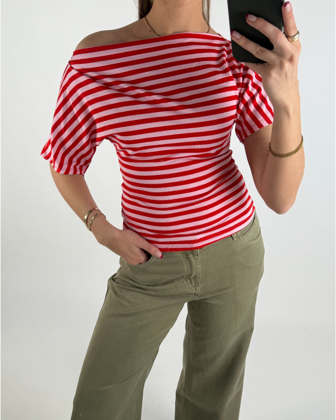 Modelbillede af rød MAIZIE top. Set forfra. Fra BySofieSønderby