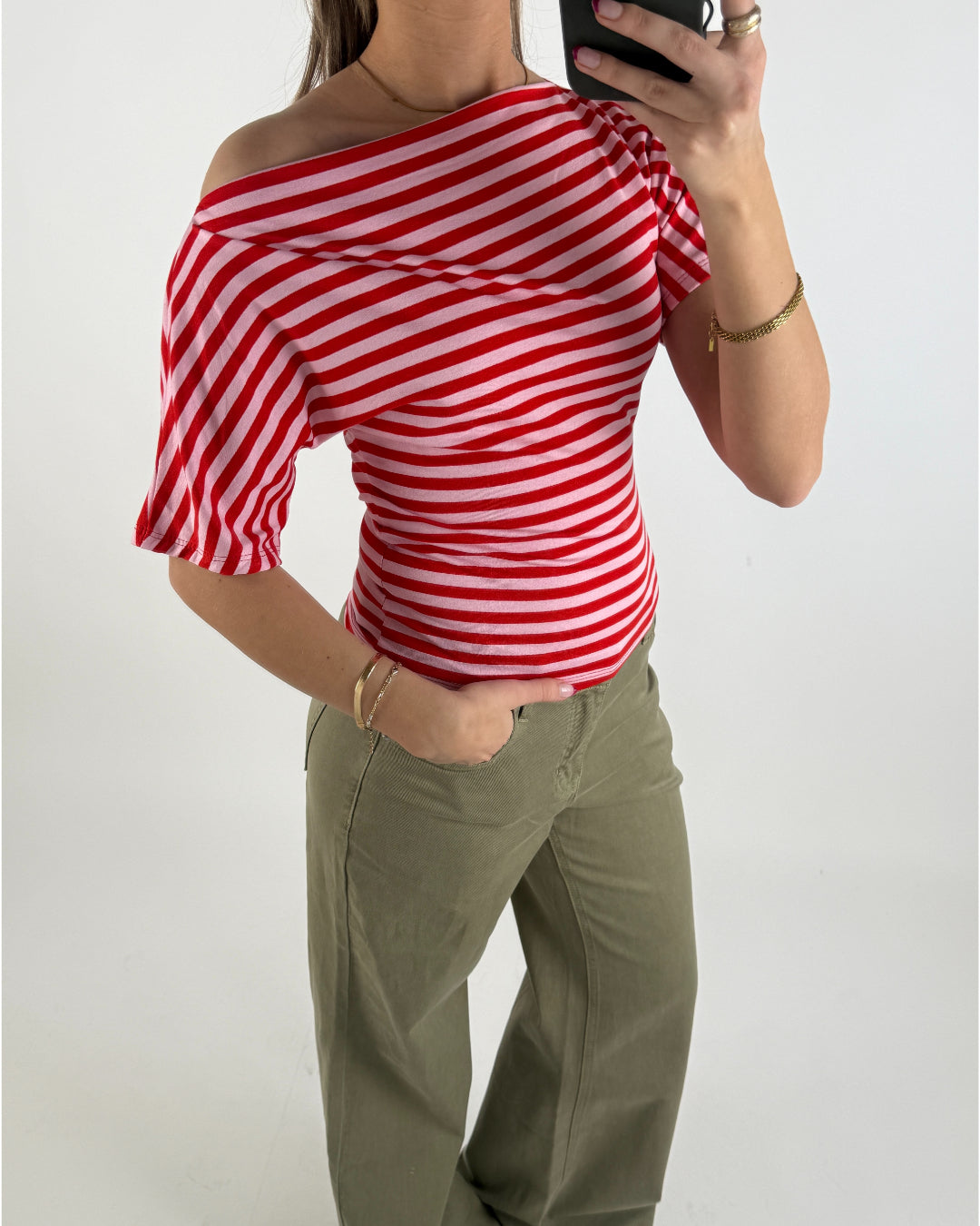 Modelbillede af rød MAIZIE top. Set forfra. Fra BySofieSønderby