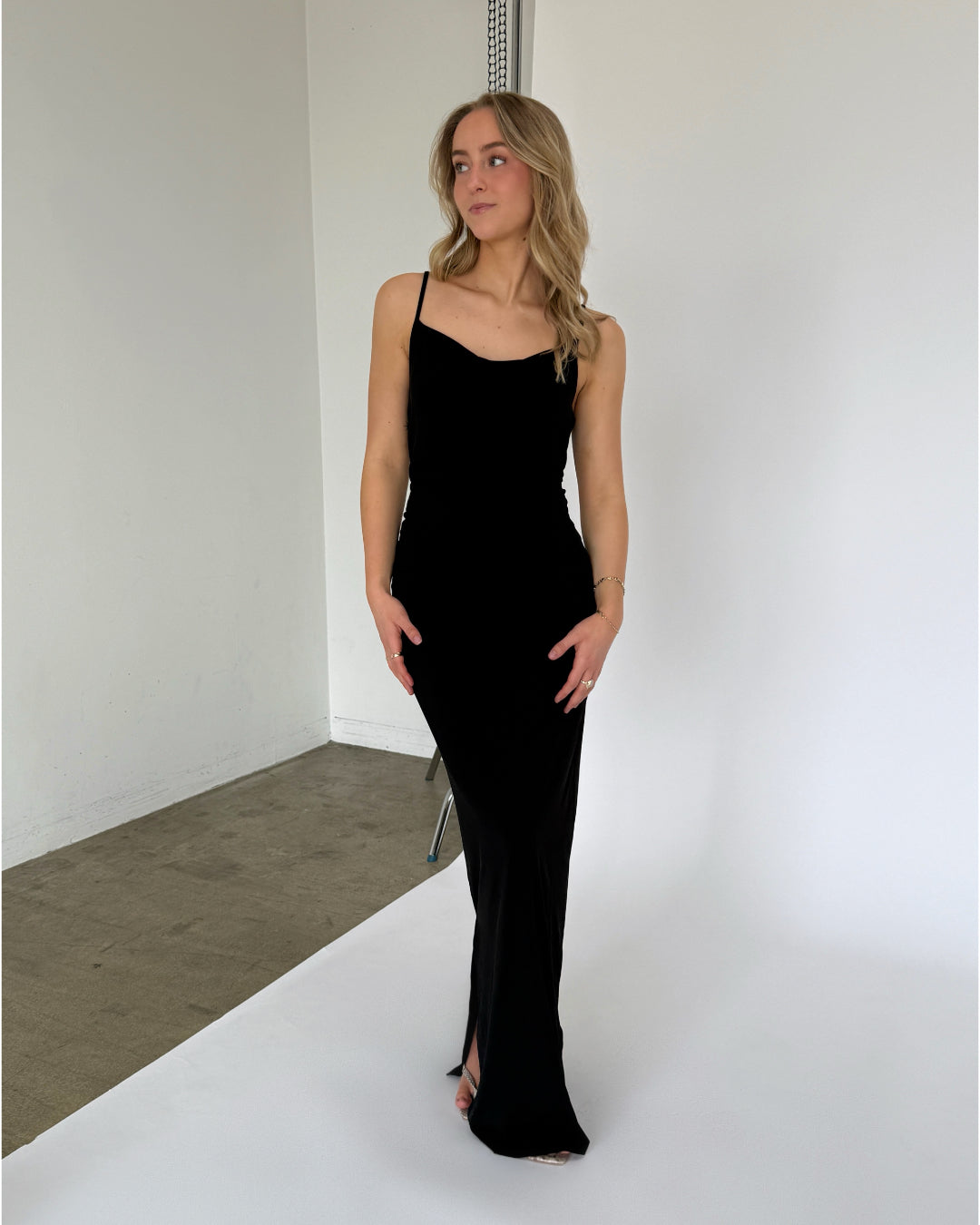 Modelbillede af sort MAJA kjole med stropper. Set forfra. Fra BySofieSønderby