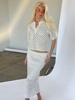 Modelbillede af beige farvet MASi bluse. Set forfra. Fra BySofieSønderby