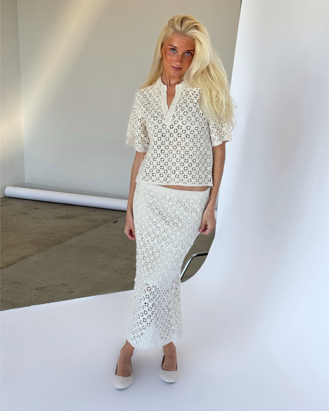 Modelbillede af beige farvet MASi bluse. Set forfra. Fra BySofieSønderby