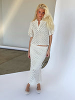 Modelbillede af beige farvet MASi bluse. Set forfra. Fra BySofieSønderby