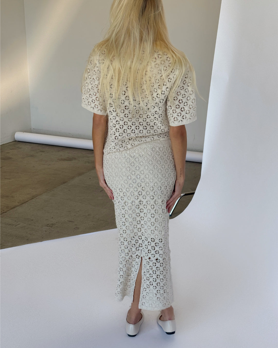 Modelbillede af beige farvet MASi nederdel. Set bagfra. Fra BySofieSønderby