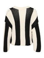 Sort-hvid stribet sweater ligger fladt, viser ryggen med lodrette striber i groft strikket design. Baggrunden er ensfarvet hvid.