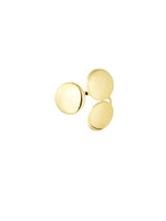 Guldfarvet ring med tre runde skiver placeret side om side, skinner mod en hvid baggrund.