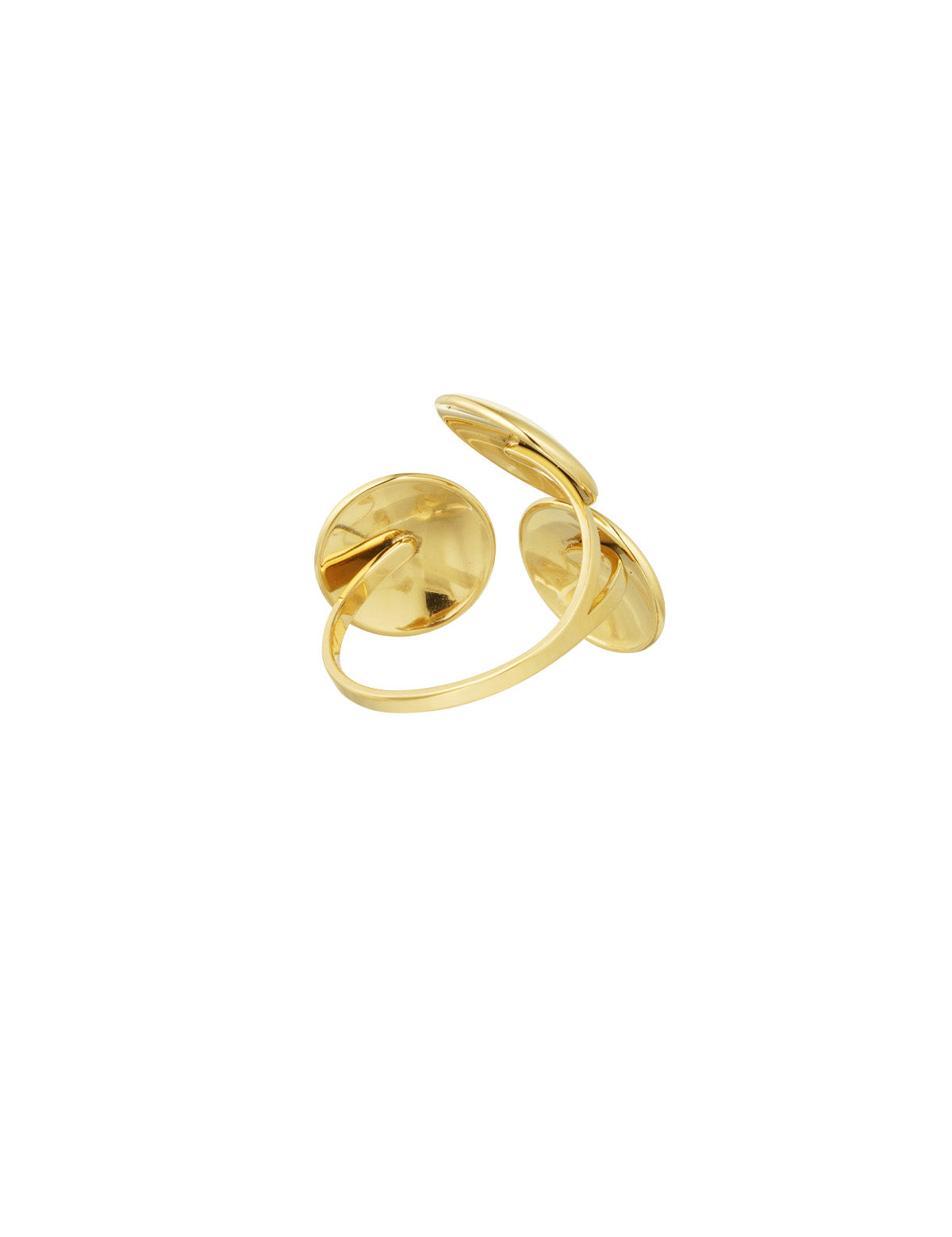 Guldring med tre cirkulære diske, der overlapper hinanden, ligger på en hvid baggrund. Designet fremstår moderne og minimalistisk, uden yderligere dekorationer eller tekst.