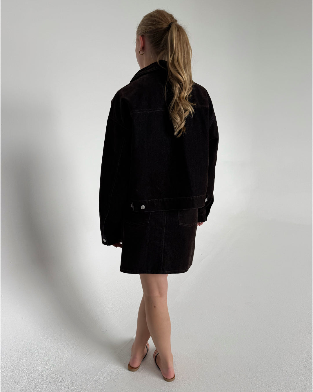 Modelfoto af pige der bærer Mia nederdel og Mia jakke i brun. Alt fra BySofieSønderby