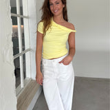 Modelfoto af pige med MILENA off shoulder top, gul og NANNA jeans, hvid - begge fra BySofieSønderby