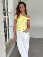Modelfoto af pige med MILENA off shoulder top, gul og NANNA jeans, hvid - begge fra BySofieSønderby