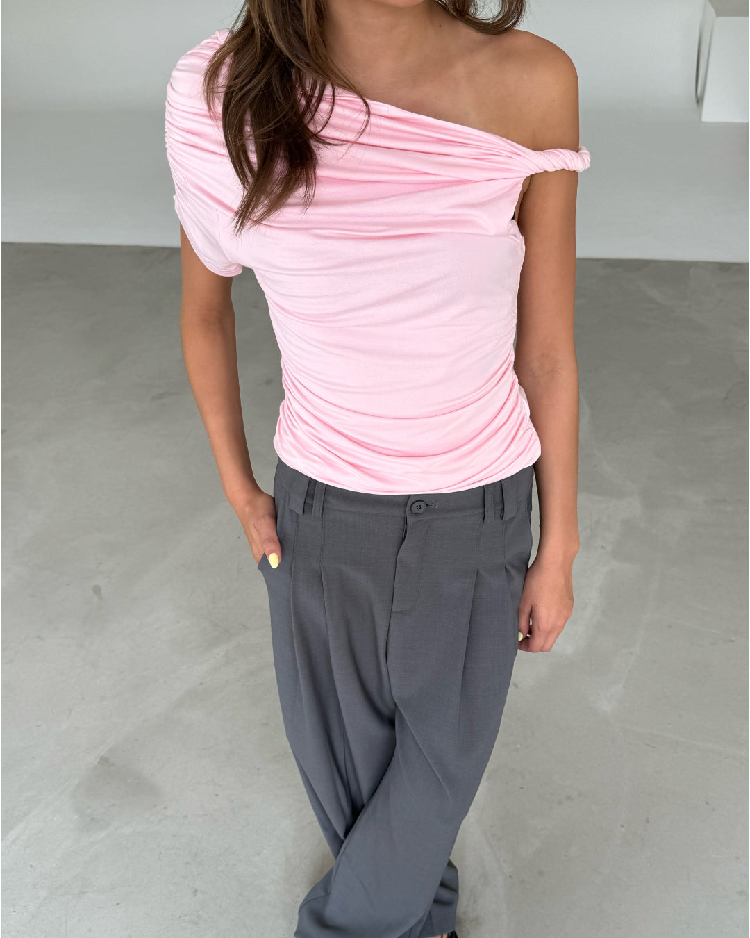 Modelfoto af pige med MILENA off shoulder top, lyserød og MILAN bukser, grå - begge fra BySofieSønderby