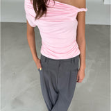Modelfoto af pige med MILENA off shoulder top, lyserød og MILAN bukser, grå - begge fra BySofieSønderby