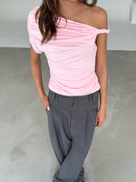 Modelfoto af pige med MILENA off shoulder top, lyserød og MILAN bukser, grå - begge fra BySofieSønderby