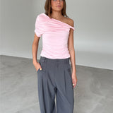 Modelfoto af pige med MILENA off shoulder top, lyserød og MILAN bukser, grå - begge fra BySofieSønderby