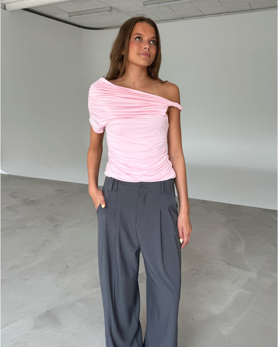 Modelfoto af pige med MILENA off shoulder top, lyserød og MILAN bukser, grå - begge fra BySofieSønderby