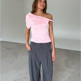 Modelfoto af pige med MILENA off shoulder top, lyserød og MILAN bukser, grå - begge fra BySofieSønderby