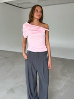 Modelfoto af pige med MILENA off shoulder top, lyserød og MILAN bukser, grå - begge fra BySofieSønderby