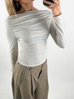 Modelbillede af cremefarvet MILLE bluse. Set forfra. Fra BySofieSønderby