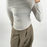 Modelbillede af cremefarvet MILLE bluse. Set forfra. Fra BySofieSønderby